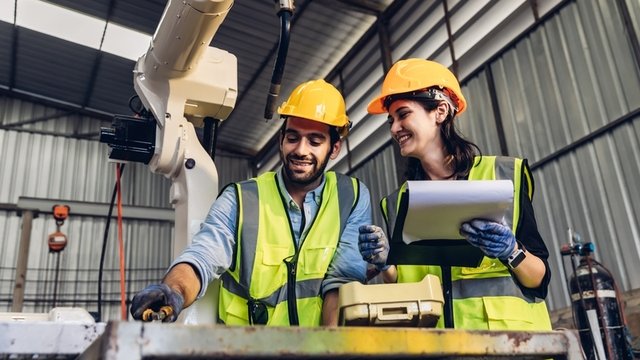 Equipo de ingenieros de Tecnihidráulica realizando una asesoría técnica especializada en planta industrial. Expertos brindando soluciones de mantenimiento preventivo y optimización de maquinaria pesada en Medellín