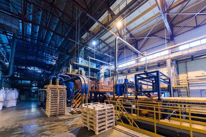 Vista interior de las amplias instalaciones y bodega industrial de Tecnihidráulica en Medellín, mostrando la capacidad de almacenamiento y el entorno adecuado para el manejo de proyectos de maquinaria pesada