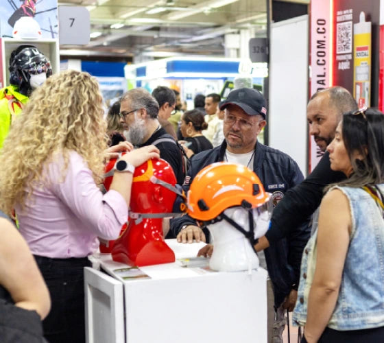 Equipo de Tecnihidráulica participando en una feria industrial, brindando asesoría técnica y compartiendo conocimientos sobre seguridad y componentes para maquinaria pesada con visitantes y clientes