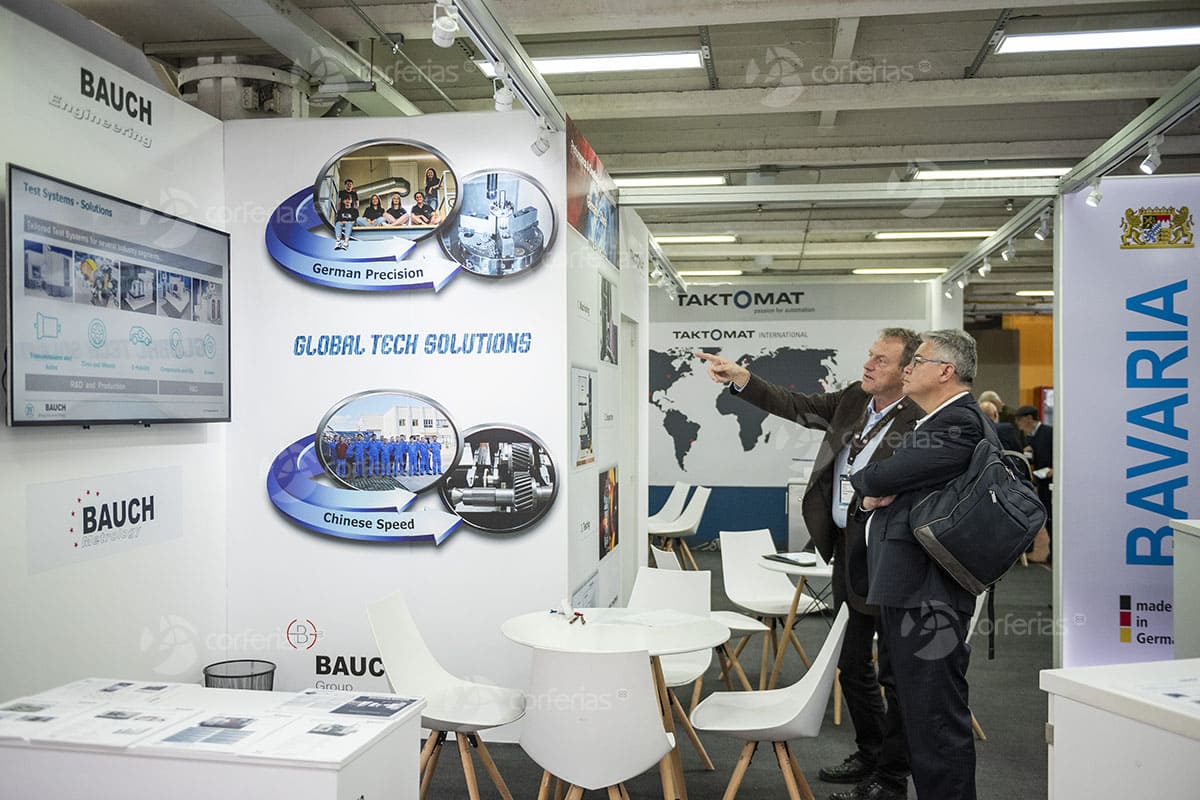 Representantes de Tecnihidráulica explorando nuevas tecnologías y soluciones globales de ingeniería en una feria industrial en Corferias. Presencia de marca en los eventos líderes del sector de maquinaria pesada y tecnología.