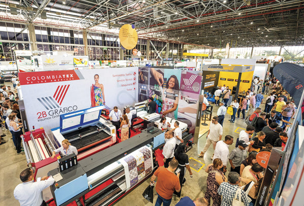 Vista panorámica de maquinaria industrial de gran formato en la feria Colombiatex en Medellín. Tecnihidráulica ofrece servicios de mantenimiento y repuestos hidráulicos especializados para equipos de producción en diversos sectores industriales