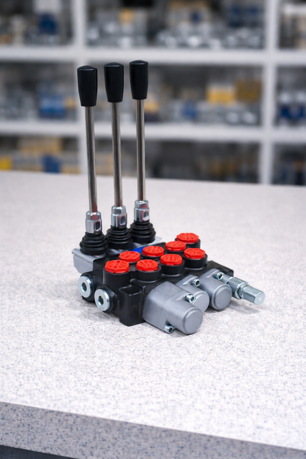 Válvula de control hidráulico monobloque de 3 palancas para el mando manual de cilindros y motores. Repuesto técnico de alta precisión disponible en Tecnihidráulica Medellín con envíos a todo el país.