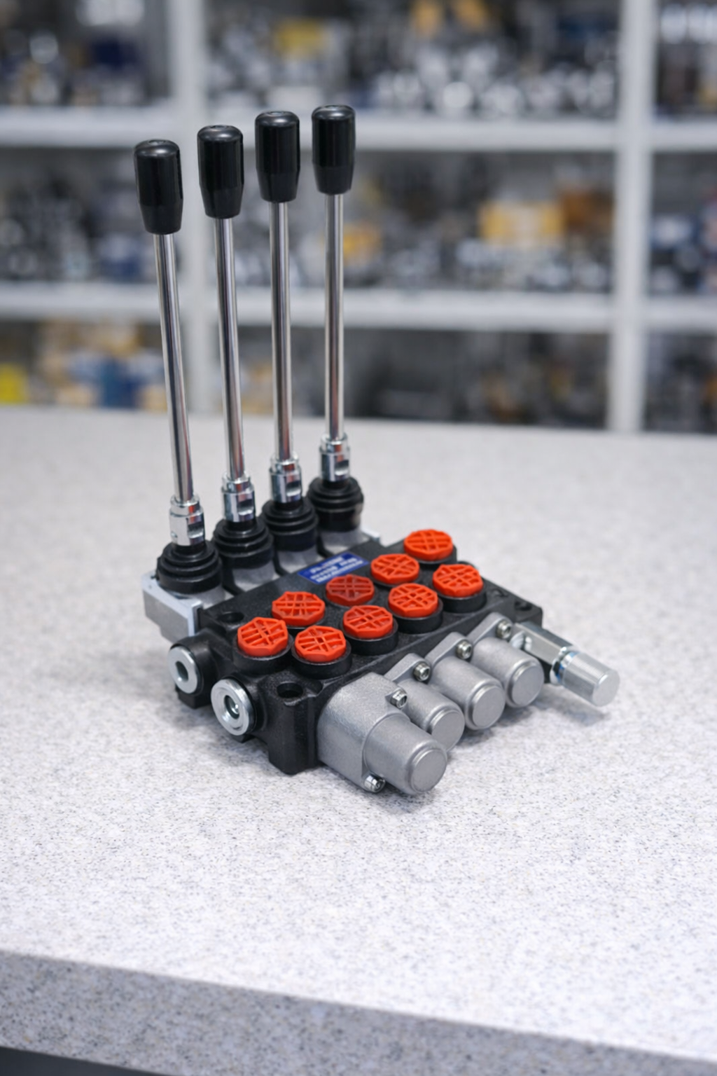 Válvula de control hidráulico monobloque de 4 palancas para el mando de cilindros y motores en maquinaria agrícola e industrial. Repuesto técnico disponible en Tecnihidráulica Medellín con servicio de envíos a todo el país