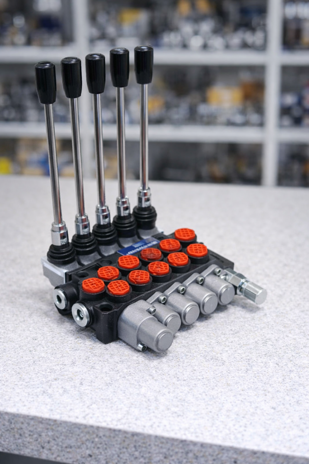 Válvula de control hidráulico monobloque de 6 palancas para el accionamiento de cilindros y motores en maquinaria pesada. Repuesto técnico disponible en Tecnihidráulica Medellín con servicio de envío a todo el país